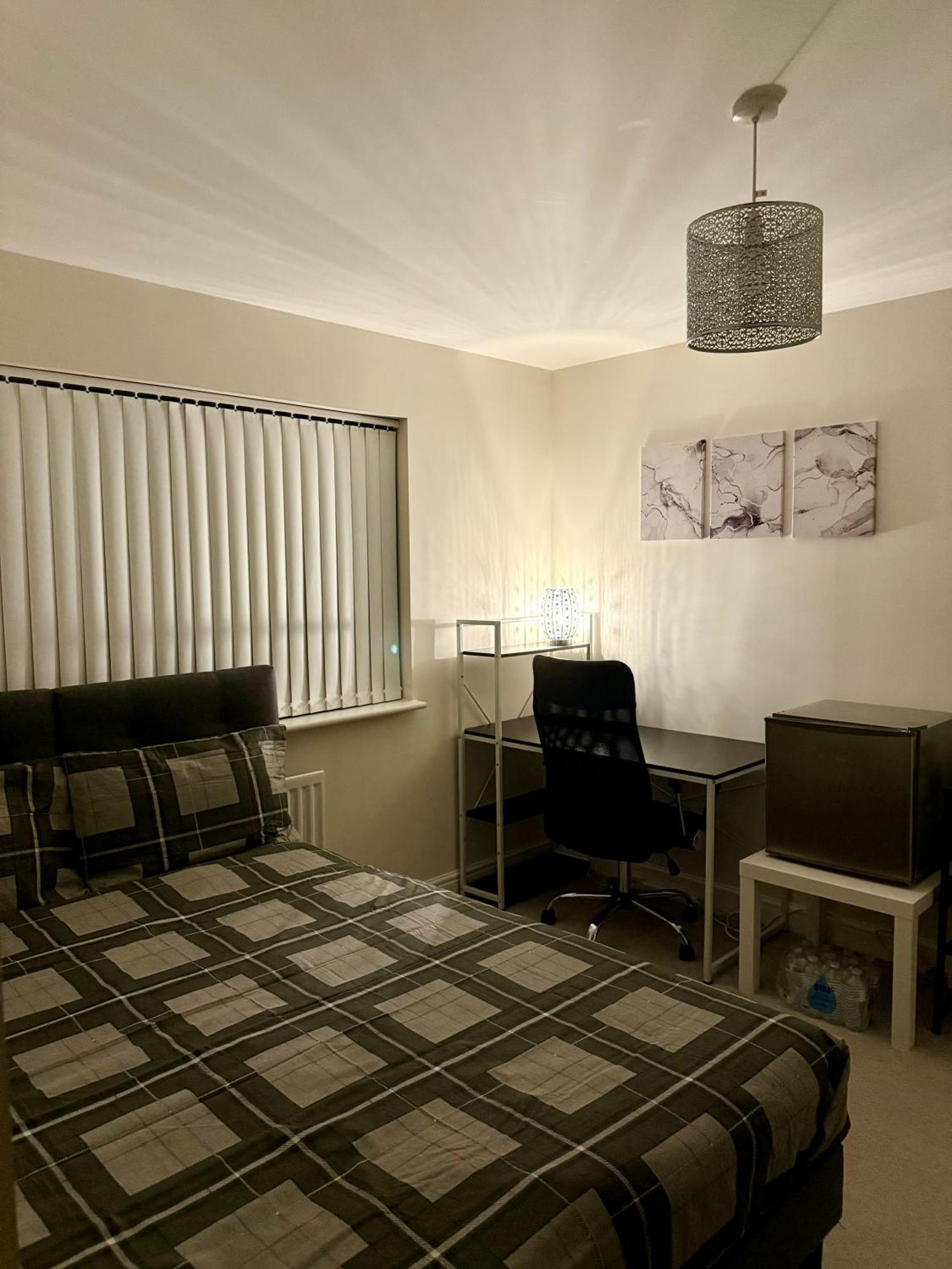 Large Double Room & Private Ensuite Bathroom, Badbury Park, Swindon, Near Great Western Hospital Exterior photo